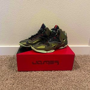 LeBron XI Kings Pride (Size 7.5)